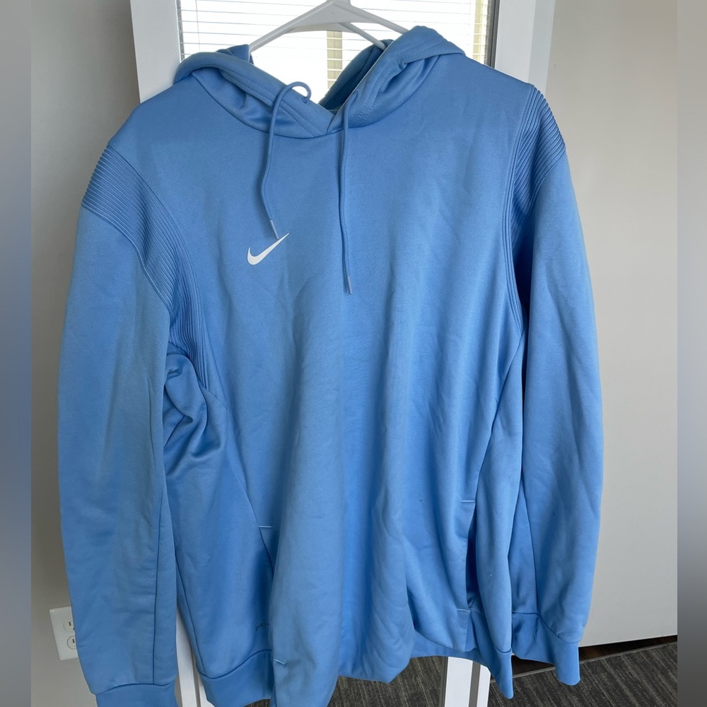 Light blue men’s Nike sweatshirt!